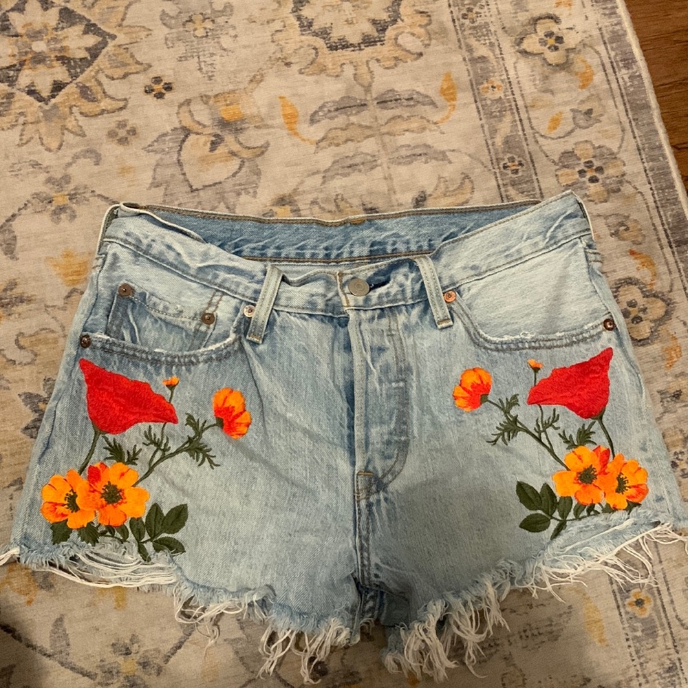 Levi’s 501 poppy light wash shorts, size 28